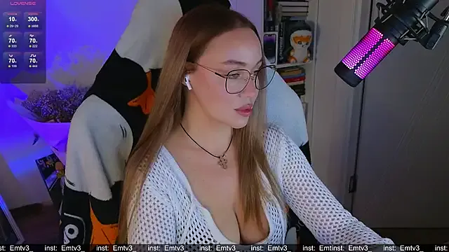 Emili1- from StripChat is Freechat