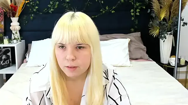 EmillyRogers from StripChat is Freechat