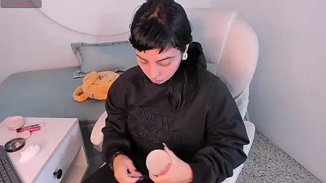 emily-santoss from StripChat is Freechat
