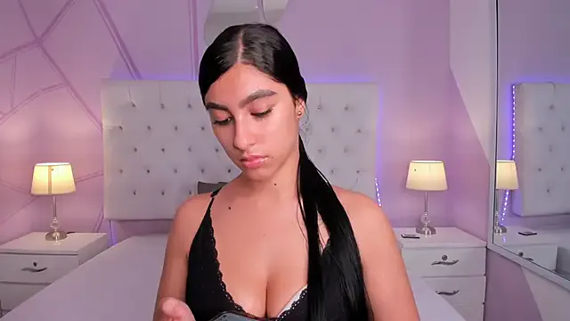 Emily_roux from StripChat is Freechat