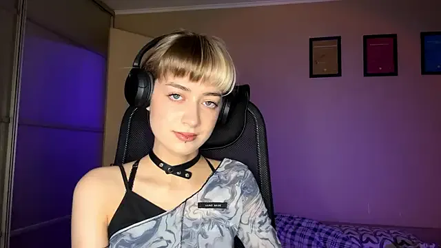 EmilySkyline from StripChat is Freechat