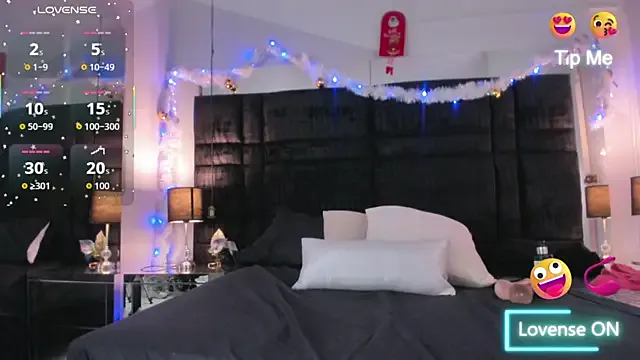 EvamilfXXX from StripChat is Freechat