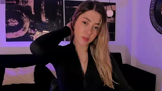 EveBensonX from StripChat is Freechat