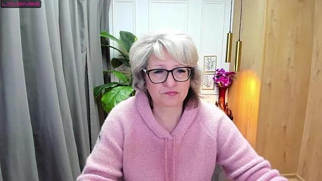 EvelynJoyful from StripChat