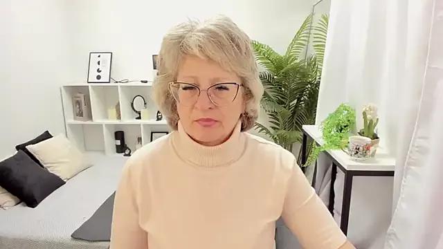 EvelynJoyful from StripChat