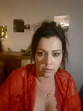 Foxy-Milfy from StripChat is Freechat