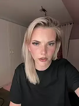 Foxy_Bite from StripChat