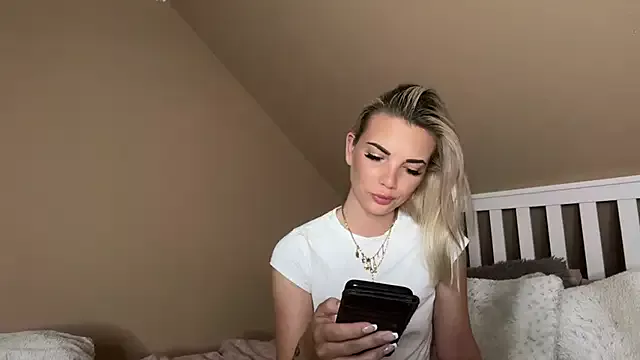 Foxy_Bite from StripChat