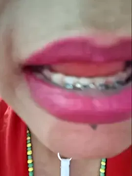 gatadeojosclaros from StripChat is Freechat