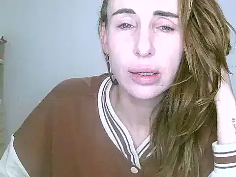 GlarysLoveres from StripChat is Freechat