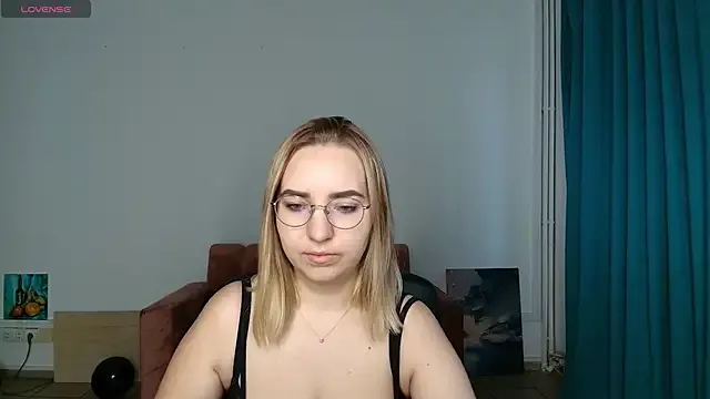 HillaryWong from StripChat is Freechat