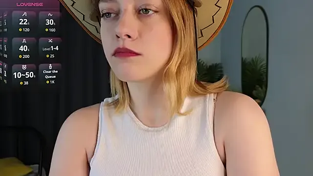 HollieCollelo from StripChat is Freechat