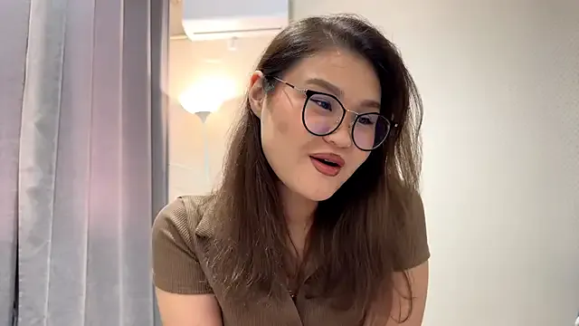 HoneyKitsu from StripChat is Freechat