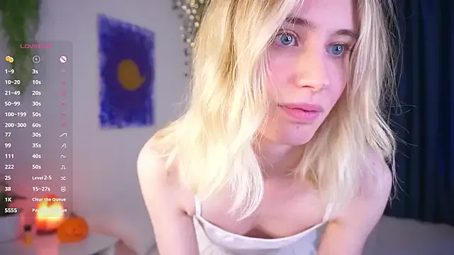 HoneyRay from StripChat is Freechat