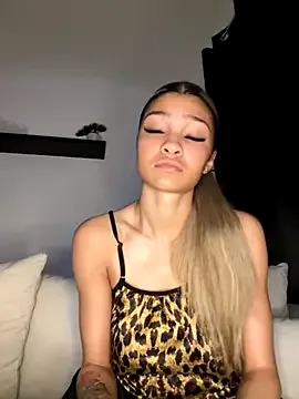 Honeyyyxo from StripChat is Freechat