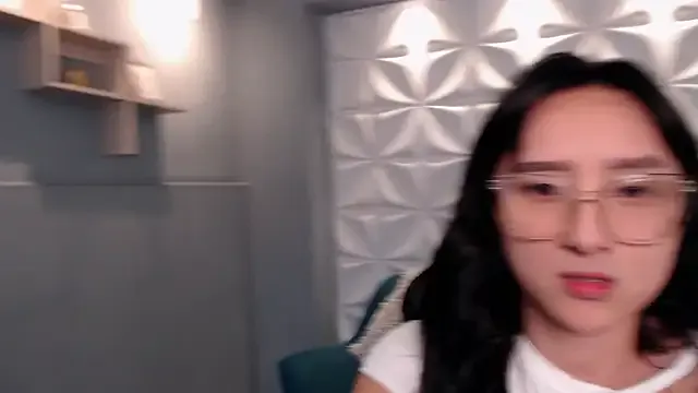 HorneyyQueen from StripChat is Freechat