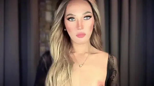 Hotsugarmollyxx from StripChat is Freechat