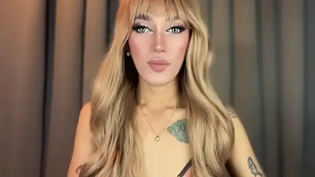 Hotsugarmollyxx from StripChat is Freechat