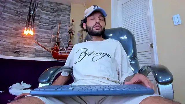 Hottie_Bear from StripChat