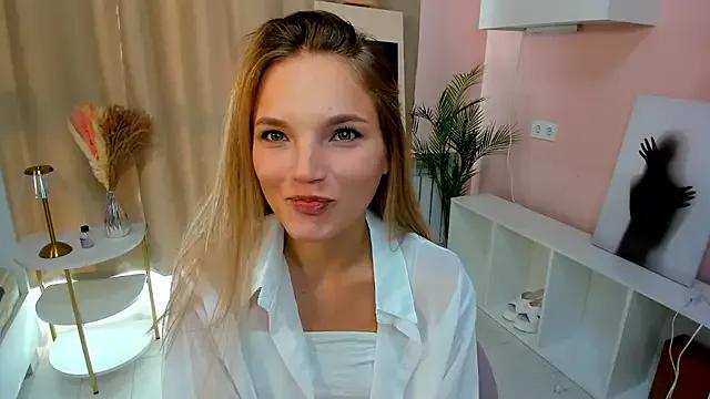 JulieLupo from StripChat is Freechat