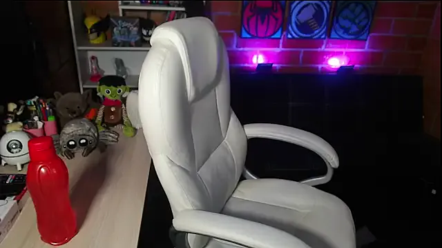 Juliette_rd from StripChat