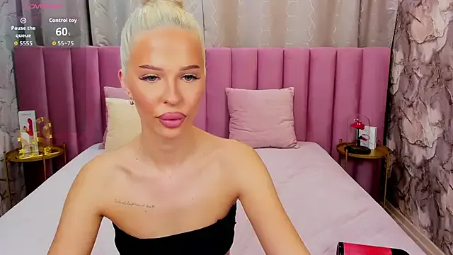 KailaCrystall from StripChat is Freechat