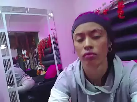 Girls: try live performances with matured performers, from dancing to quirks, in a variety of beautiful sex cams.