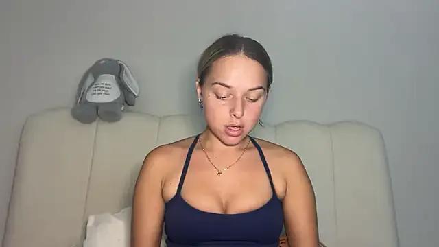 KayleeBella from StripChat is Freechat