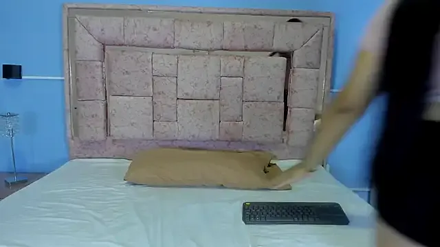 kendra_lovv from StripChat is Freechat