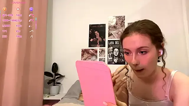 Kira_Sanders from StripChat is Freechat