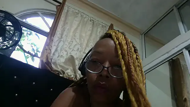Ladyzee25 from StripChat is Freechat