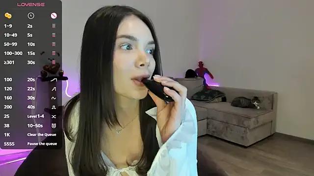 LeanaWILL from StripChat is Freechat