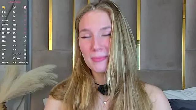LeslieMines from StripChat