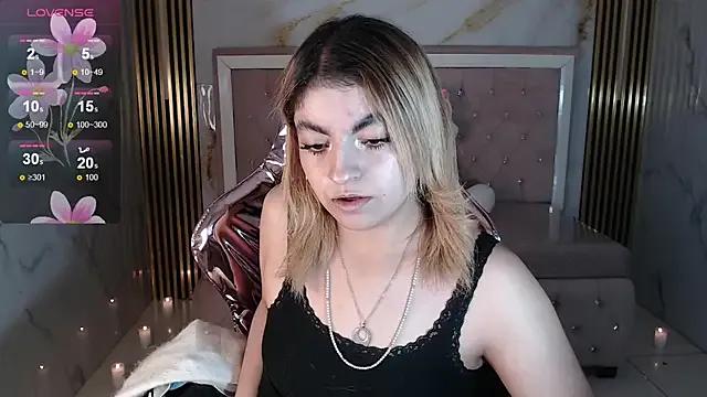 lili_conor_s from StripChat is Freechat