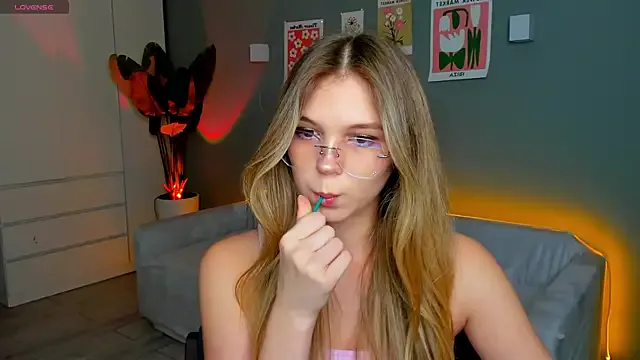 linakorvin from StripChat is Freechat