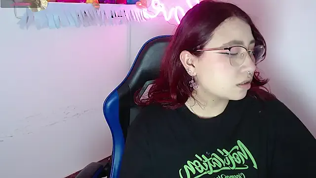 littlee_red from StripChat is Freechat