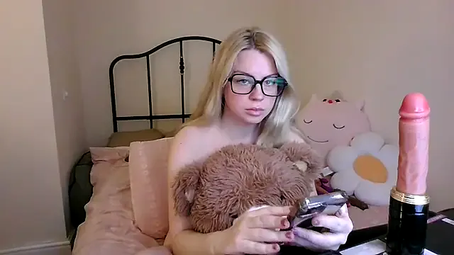 LittleLovely_x from StripChat is Freechat