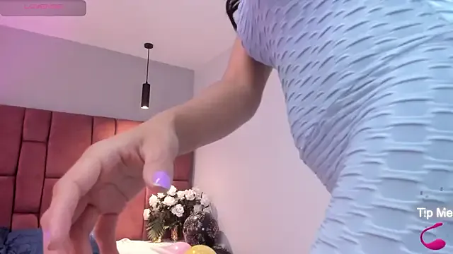 LittleVaale from StripChat is Freechat