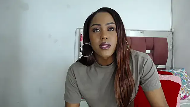 LoraineBigCockTs from StripChat