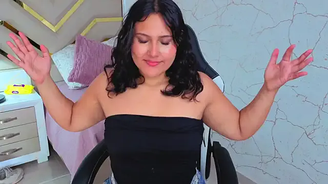 luna_jonezz from StripChat is Freechat