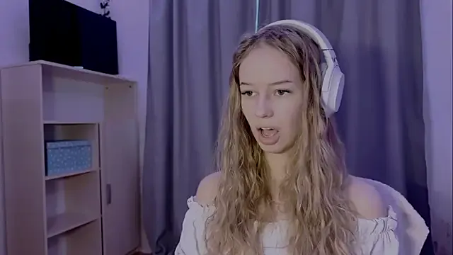 LunaCrave from StripChat is Freechat