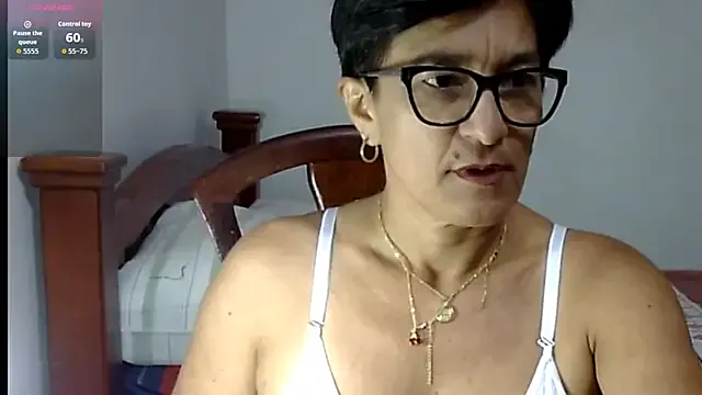 LunaLUVX from StripChat is Freechat