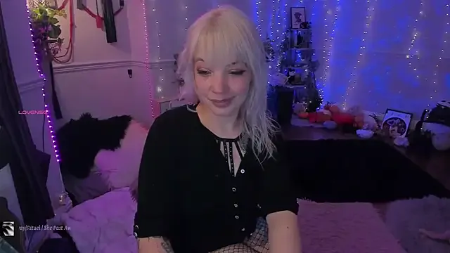 LunaWoolfie from StripChat is Freechat