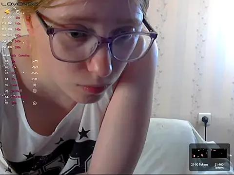 LustfulSarah from StripChat is Freechat