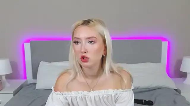 MarianeSun from StripChat is Freechat