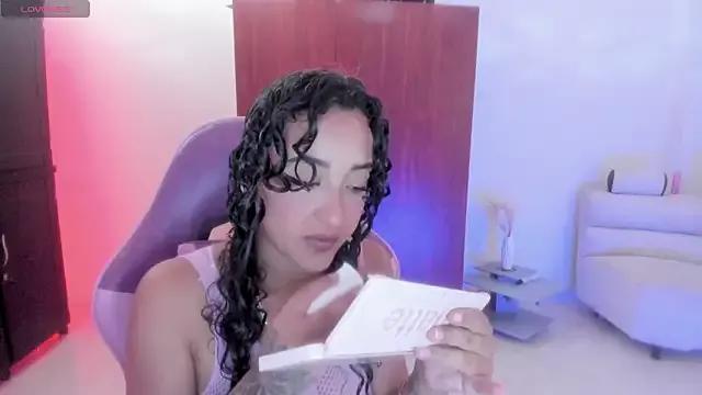 mavictoria from StripChat is Freechat