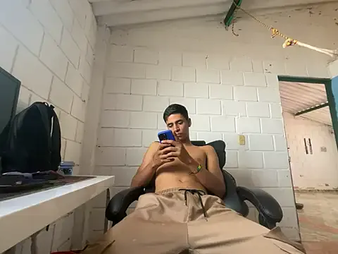 Max_TheHorseDick from StripChat is Freechat