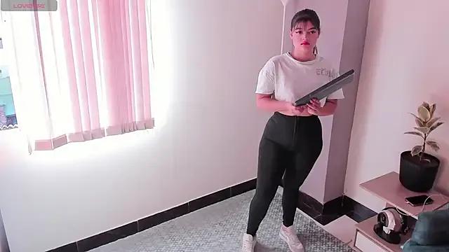 Maxinnevance from StripChat is Freechat