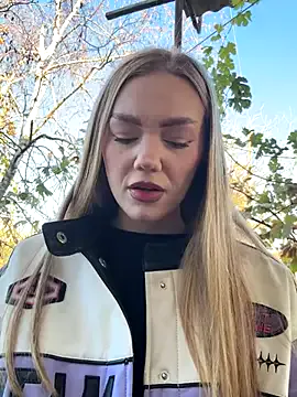 MilaMoone from StripChat is Freechat