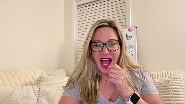 Milf_Goddess from StripChat is Freechat